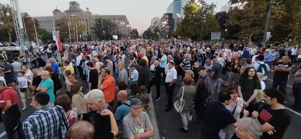 "Čeka nas velika borba, u decembru": Kako je izgledao 22. protest "Srbija protiv nasilja" u slikama (FOTO) 11