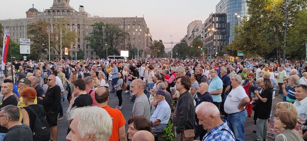 "Čeka nas velika borba, u decembru": Kako je izgledao 22. protest "Srbija protiv nasilja" u slikama (FOTO) 2