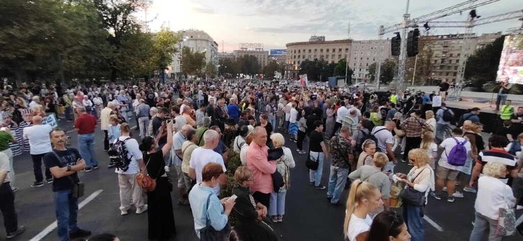 "Čeka nas velika borba, u decembru": Kako je izgledao 22. protest "Srbija protiv nasilja" u slikama (FOTO) 10