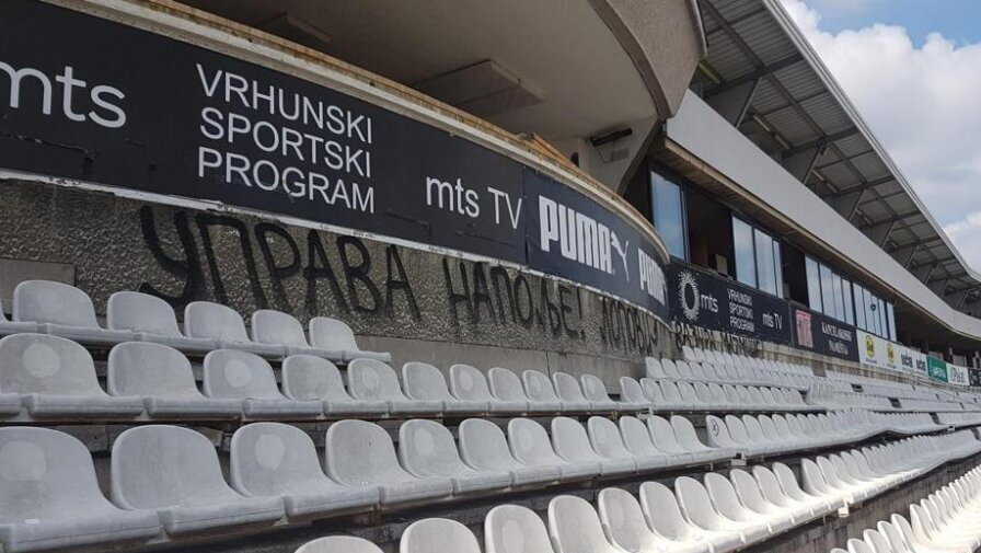 Navijači Partizana upali u ložu stadiona u Humskoj: Uništili fotelje i ispisali poruke "uprava, napolje" i "lopovi" (FOTO) 1