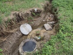"Pomažite, pocrkasmo": Stanovnici kragujevačkog naselja Grujina česma decenijama se dave u fekalnoj kanalizaciji (FOTO, VIDEO) 7