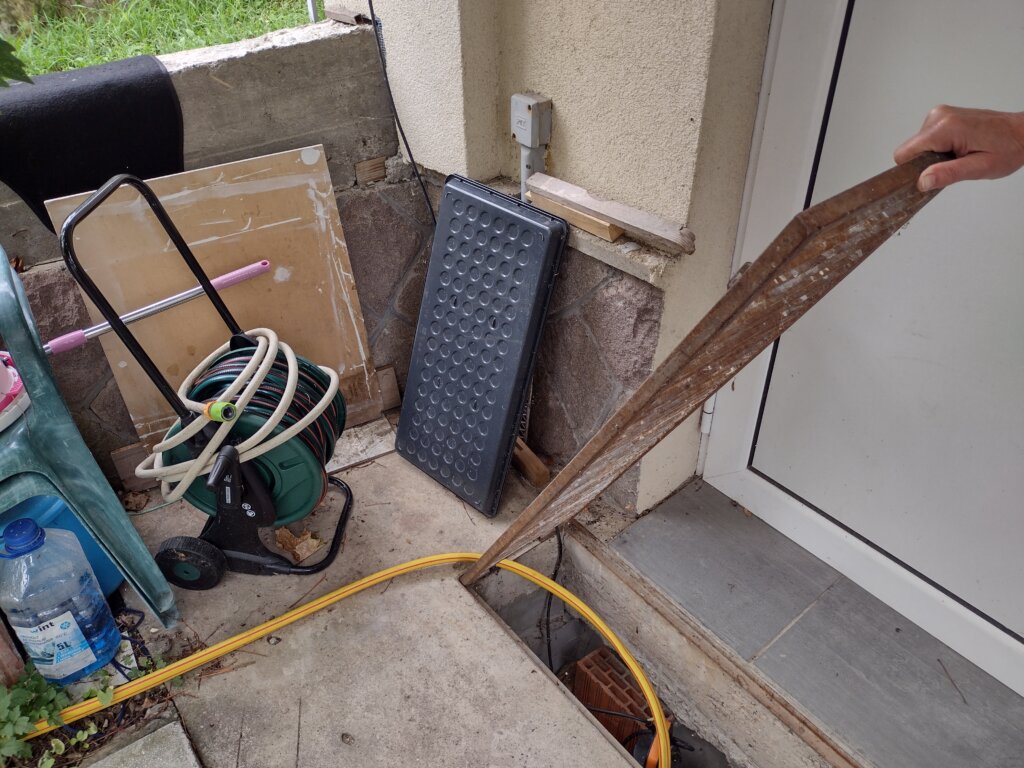 "Pomažite, pocrkasmo": Stanovnici kragujevačkog naselja Grujina česma decenijama se dave u fekalnoj kanalizaciji (FOTO, VIDEO) 6