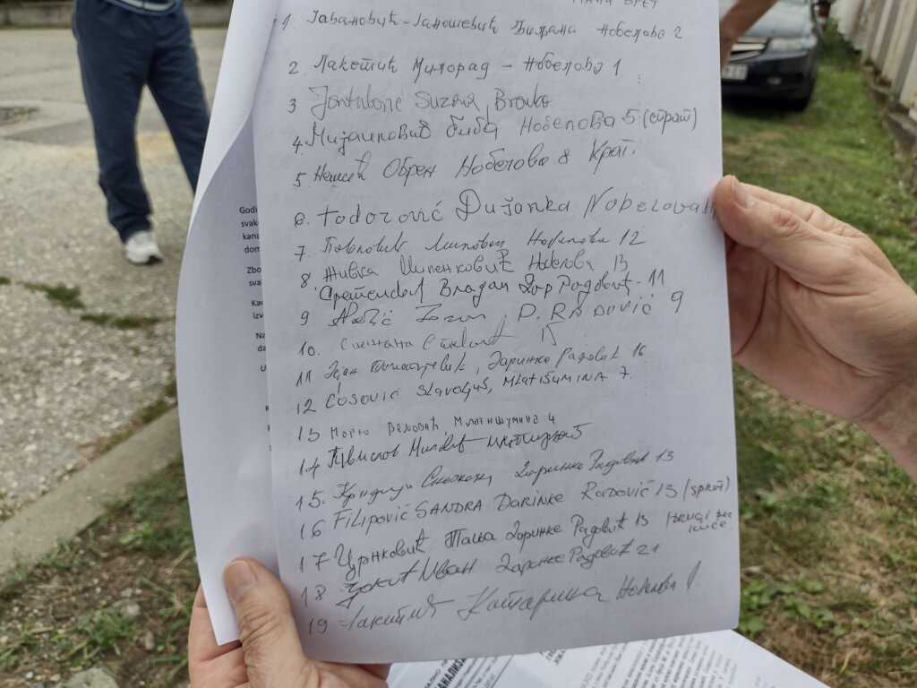 "Pomažite, pocrkasmo": Stanovnici kragujevačkog naselja Grujina česma decenijama se dave u fekalnoj kanalizaciji (FOTO, VIDEO) 9