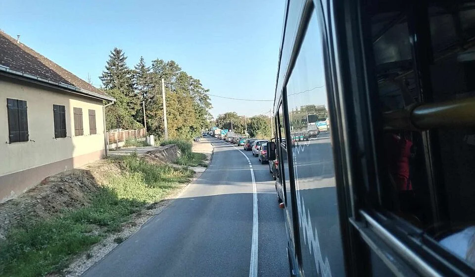 U Sremskim Karlovcima saobraćajni haos: Teretnjaci prolaze kroz staro jezgro grada, a do Novog Sada se putuje sat i po 1