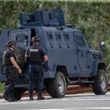 (VIDEO) Kosovska policija ispred zgrade u kojoj živi Milan Radoičić: Operacije u Kosovskoj Mitrovici, Zubinom Potoku i Zvečanu 2