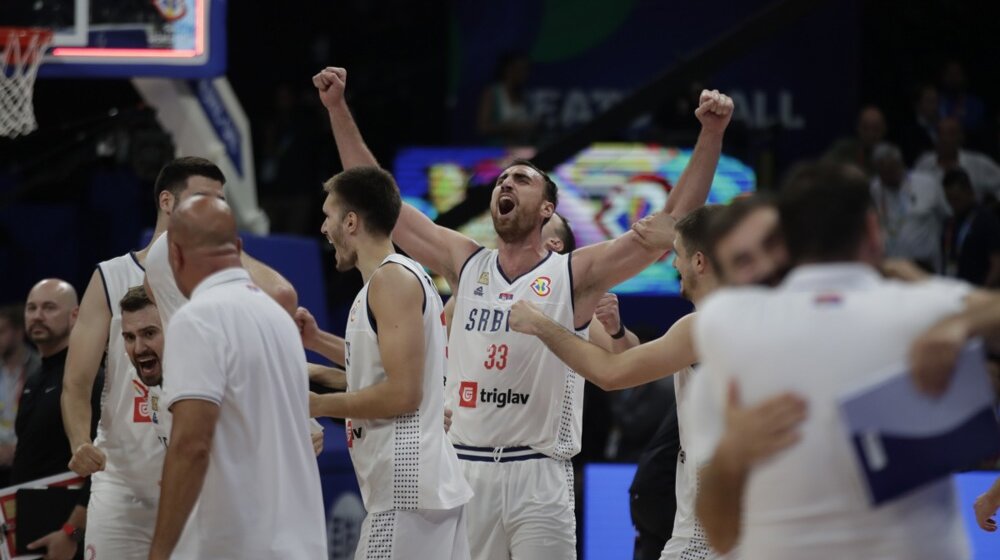 Košarkaši Srbije protiv Nemačke za zlato na Svetskom prvenstvu, prenos ispred Arene na velikom video-bimu 1