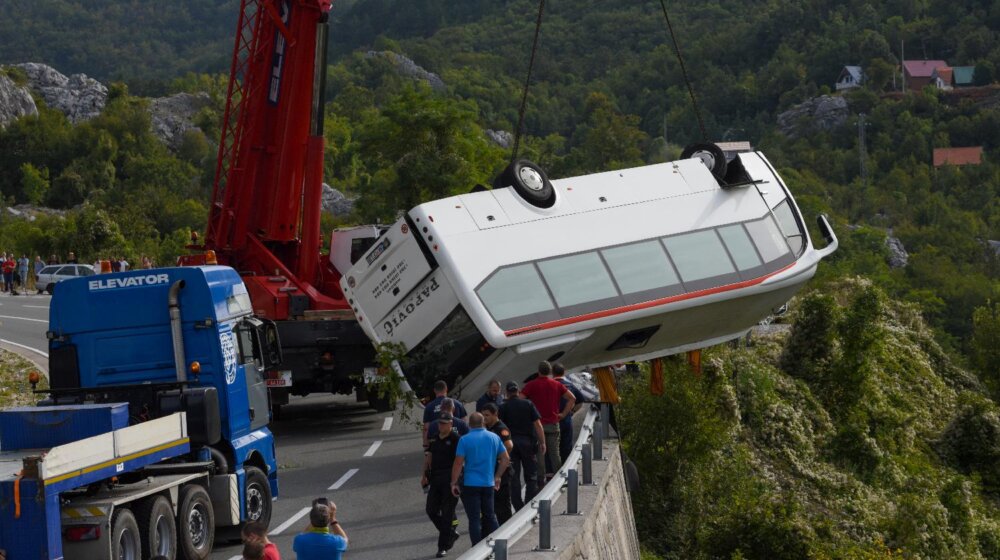(VIDEO) U sletanju autobusa kod Cetinja poginuli britanski državljanin i crnogorska državljanka 1