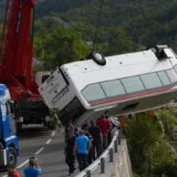 (VIDEO) U sletanju autobusa kod Cetinja poginuli britanski državljanin i crnogorska državljanka 9