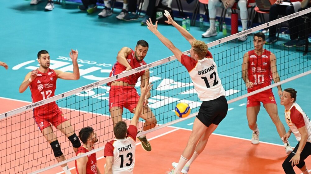 Odbojkaši Srbije pobedili Nemačku u poslednjem duelu grupne faze Evropskog prvenstva, saigrači sprečili Atanasijevića da se obračuna sa Groserom 1