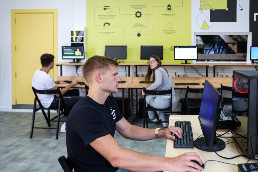 Mreža Mejkers labova se proširuje na nove škole i nacionalne partnere: Na početku školske godine Mladenovac dobio učionicu budućnosti 2