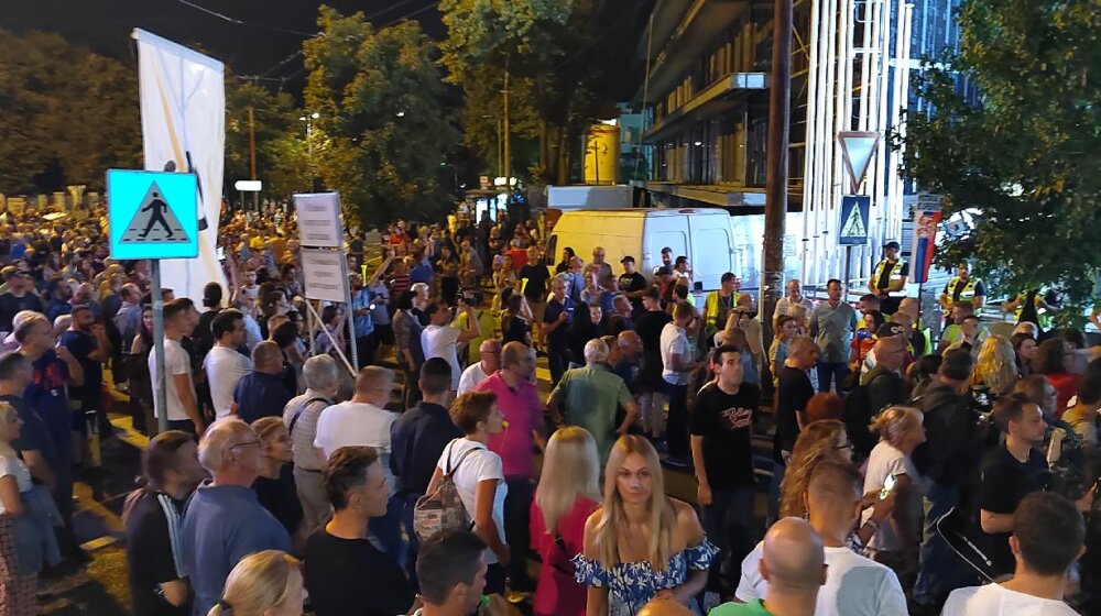 Završen protest "Srbija protiv nasilja": Na zgradu Pinka bacana jaja i toalet papir, obezbeđivalo privatno obezbeđenje (VIDEO, FOTO) 1