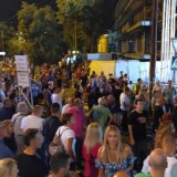 Završen protest "Srbija protiv nasilja": Na zgradu Pinka bacana jaja i toalet papir, obezbeđivalo privatno obezbeđenje (VIDEO, FOTO) 23