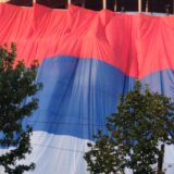 Željko Mitrović po drugi put zloupotrebio državne simbole, prekrivajući zgradu TV Pinka zastavom Srbije 5