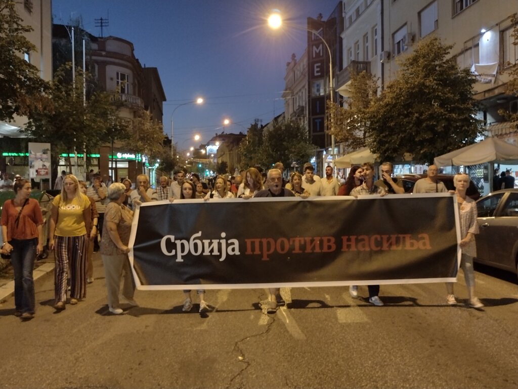 Ili mi ne propadamo ili dno ne postoji, poruka sa protesta u Kragujevcu 2 Ili mi ne propadamo ili dno ne postoji, poruka sa protesta u Kragujevcu 2