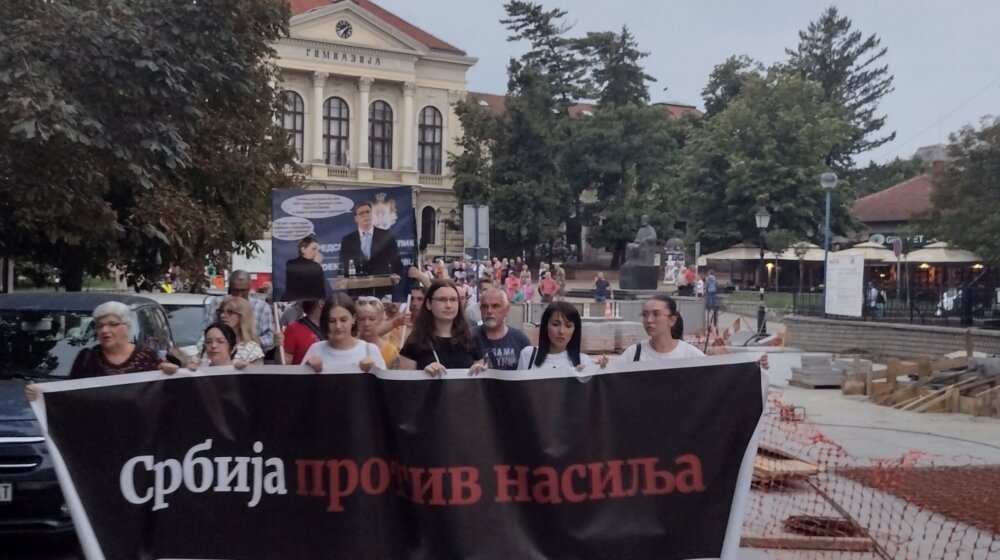 Novinar Božidar Kovačević govori večeras na protestu Srbija protiv nasilja večeras u Kragujevcu 1