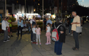 Protest „Užice protiv nasilja“: Zbog malog broja demonstranata i gužve u saobraćaju izostala protestna šetnja 4 Protest „Užice protiv nasilja“: Zbog malog broja demonstranata i gužve u saobraćaju izostala protestna šetnja 4