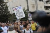 Završen protest "Srbija protiv nasilja": Na zgradu Pinka bacana jaja i toalet papir, obezbeđivalo privatno obezbeđenje (VIDEO, FOTO) 4