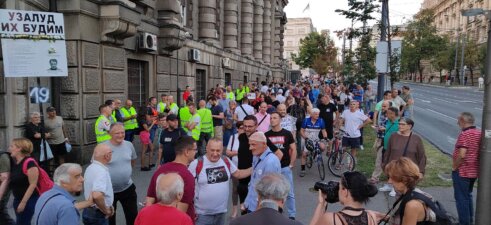 Završen protest "Srbija protiv nasilja": Na zgradu Pinka bacana jaja i toalet papir, obezbeđivalo privatno obezbeđenje (VIDEO, FOTO) 14