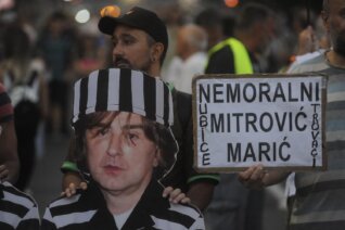 Završen protest "Srbija protiv nasilja": Na zgradu Pinka bacana jaja i toalet papir, obezbeđivalo privatno obezbeđenje (VIDEO, FOTO) 2