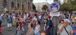 Završen protest "Srbija protiv nasilja": Na zgradu Pinka bacana jaja i toalet papir, obezbeđivalo privatno obezbeđenje (VIDEO, FOTO) 13