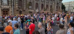 Završen protest "Srbija protiv nasilja": Na zgradu Pinka bacana jaja i toalet papir, obezbeđivalo privatno obezbeđenje (VIDEO, FOTO) 12