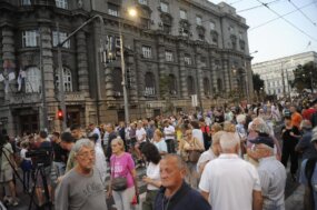 Završen protest "Srbija protiv nasilja": Na zgradu Pinka bacana jaja i toalet papir, obezbeđivalo privatno obezbeđenje (VIDEO, FOTO) 11