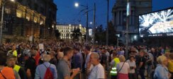 Završen protest "Srbija protiv nasilja": Na zgradu Pinka bacana jaja i toalet papir, obezbeđivalo privatno obezbeđenje (VIDEO, FOTO) 7