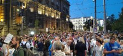 Završen protest "Srbija protiv nasilja": Na zgradu Pinka bacana jaja i toalet papir, obezbeđivalo privatno obezbeđenje (VIDEO, FOTO) 6