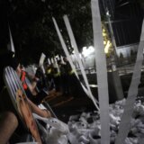 Uz pesmu „Parodija života“, stotine rolni toalet papira letelo ka Pinku (VIDEO) 4