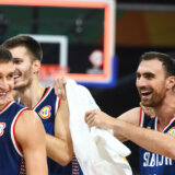 (VIDEO) A sad na miru: Najbolje iz pobede koja je Srbiju uvela u polufinale i žurka na terenu 8