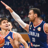 (VIDEO) Trojka Bogdana Bogdanovića kao kap za +11 za Srbiju protiv Litvanije 7