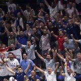 (VIDEO) Košarkaši Srbije zajedno sa navijačima proslavili trijumf nad Litvanijom: Pogledajte kako je izgledao pobednički ples „orlova“ 9