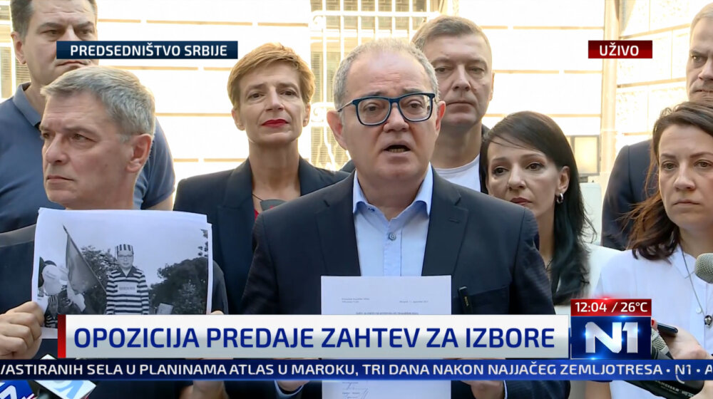 Opozicija predala Vučiću formalni zahtev za vanredne izbore 1