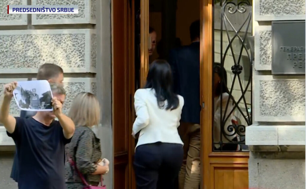 Opozicija predala Vučiću formalni zahtev za vanredne izbore 3