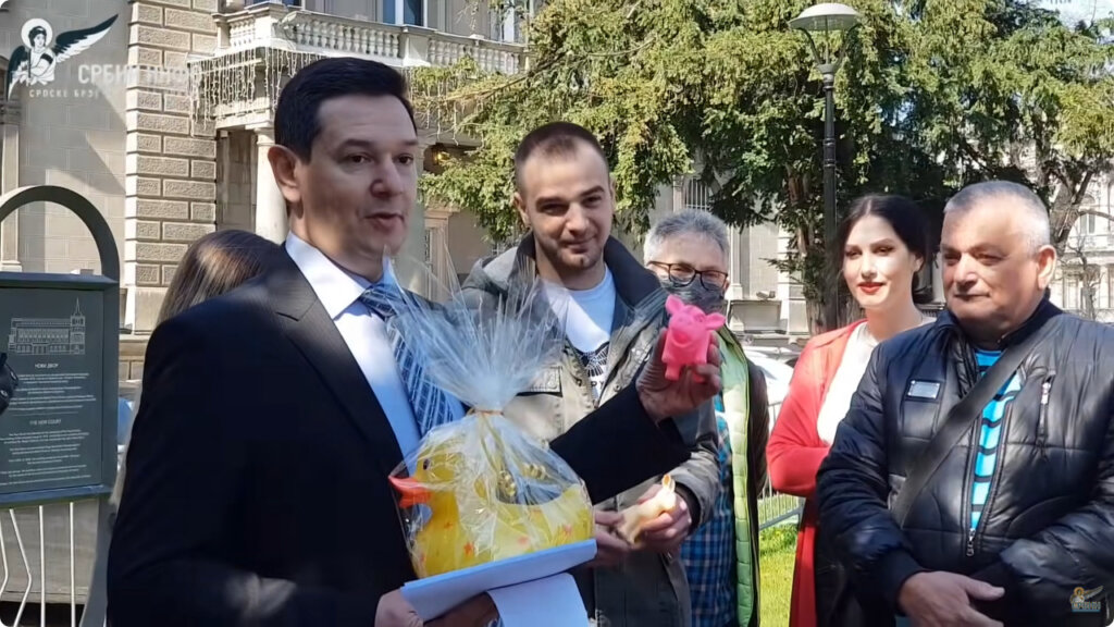 "Al Kapone je pao zbog poreza, Vučić će zbog zlatne kamile i sata": Šta opozicionari kažu o Zemanovom poklonu predsedniku? 2