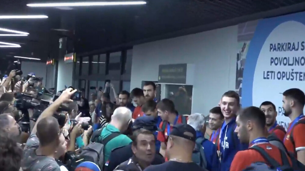 Ovako su košarkaši Srbije dočekani na aerodromu (VIDEO) 1