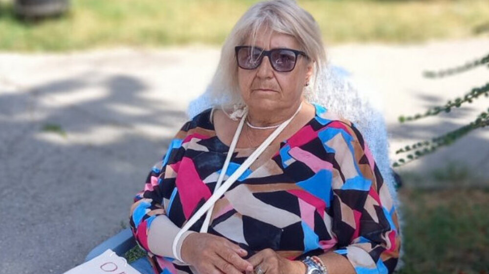 (FOTO) Policija je „sklonila”, iako je uredno prijavila protest: Radica Dimitrijević već treći dan štrajkuje glađu ispred suda u Požarevcu 1