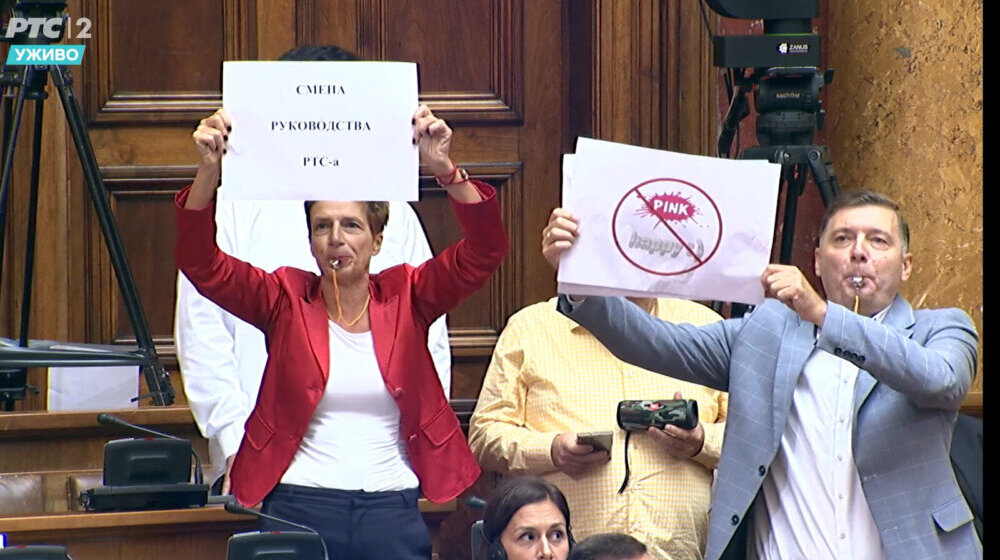 Brnabić izviždana, salom odjekuje “lopovi”: Kako su regionalni mediji pisali o “haosu u Skupštini Srbije”? 1