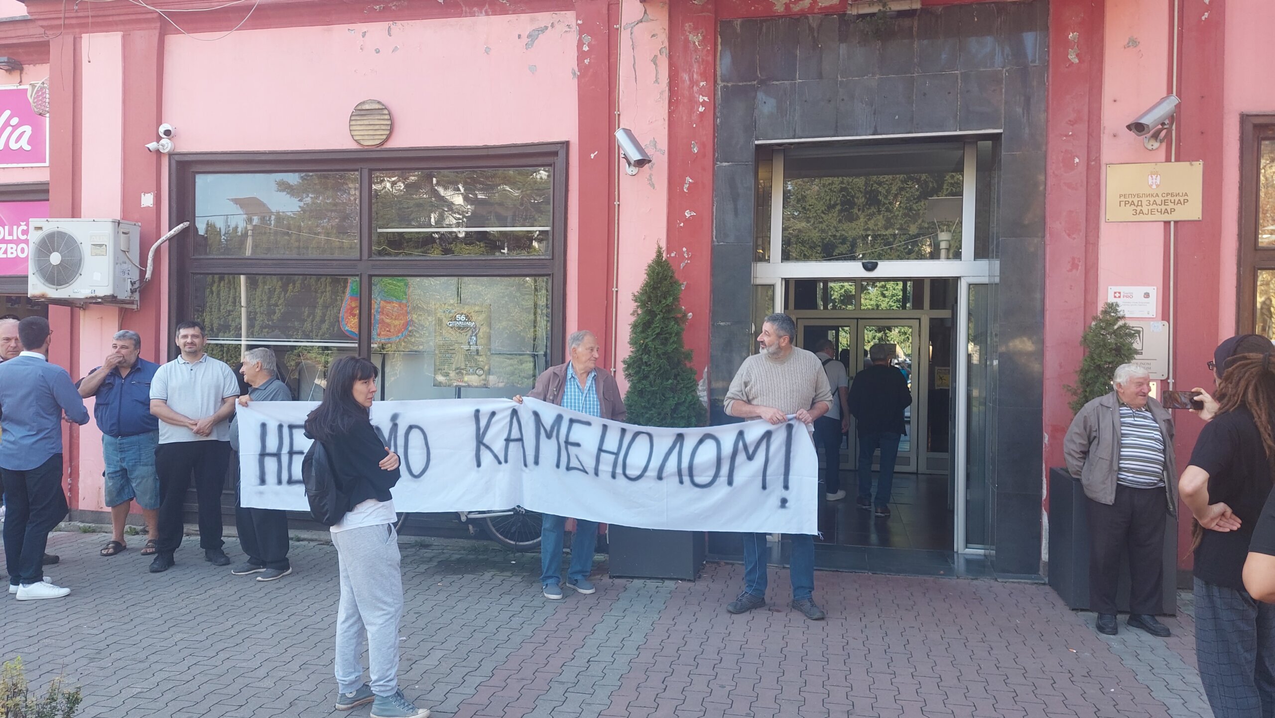 (VIDEO) Vlast na "kvarno" hoće da usvoji plan regulacije kamenoloma: Meštani Malog Izvora prekinuli sednicu Skupštine u Zaječaru 2