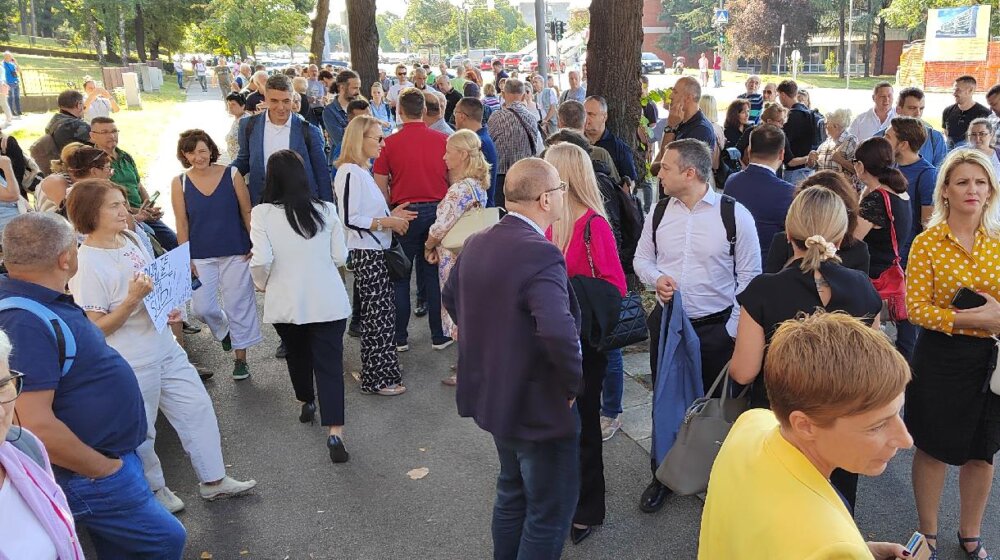 Građani uzvikivali Koluviji: "Lopov" i "mafija" (VIDEO) 1