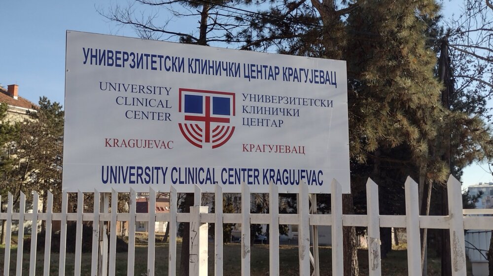 Prema nezvaničnim informacijama u Kliničkom centru Kragujevac preminuo odbornik koji se zapalio u Topoli 12