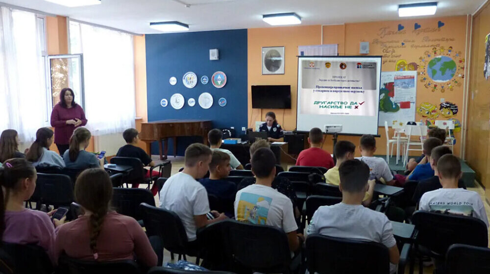 Policija održala edukaciju na temu vršnjačkog nasilja u mitrovačkim školama 1