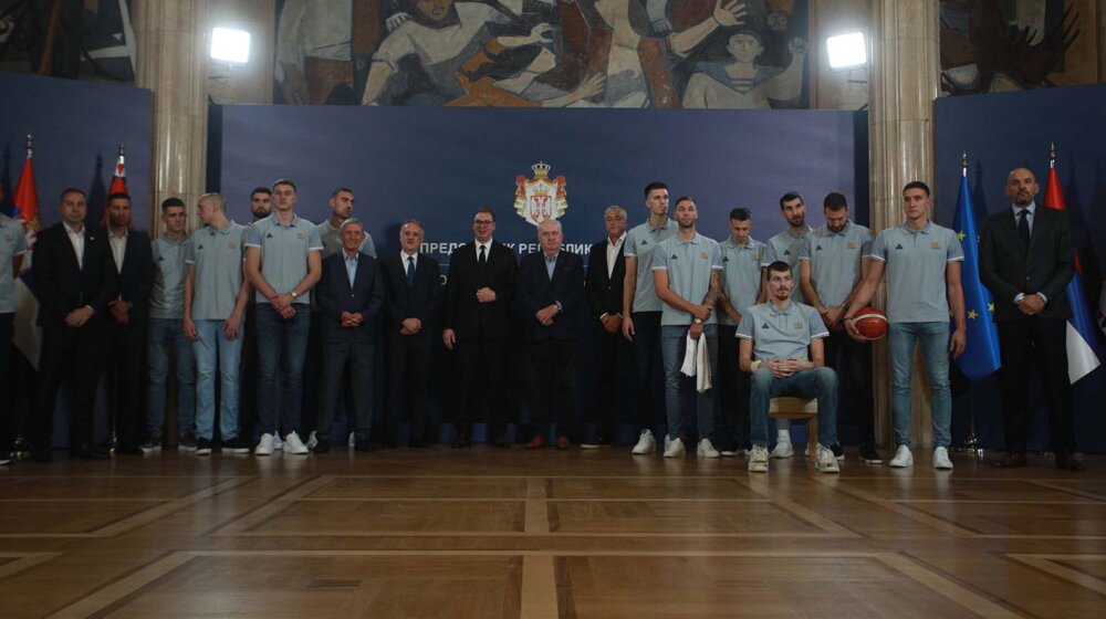 Veliki, uspešni sportisti okruženi političarima koji se "češu" o njihovu slavu: Priča o beogradskom dočeku 1
