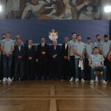 Veliki, uspešni sportisti okruženi političarima koji se "češu" o njihovu slavu: Priča o beogradskom dočeku 5