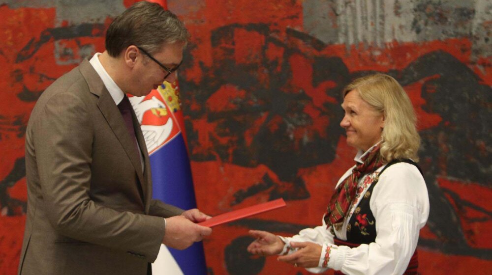 Nova ambasadorka Norveške predala akreditive predsedniku Srbije u posebnoj odeći 1