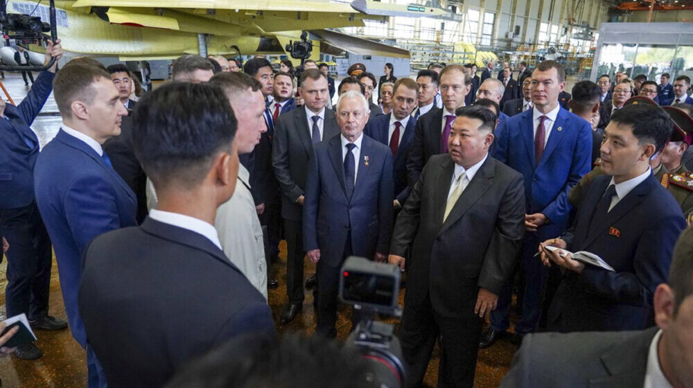 Lider Severne Koreje obišao rusku fabriku aviona 1
