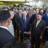 Lider Severne Koreje obišao rusku fabriku aviona 8