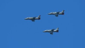 Poljska je noćas, zbog intenzivnog napada Rusije raketama i dronovima na Ukrajinu, zatvorila aerodrome u Lublinu i Žešovu i podigla svoje i savezničke borbene avione, saopštila je Operativna komanda armije.