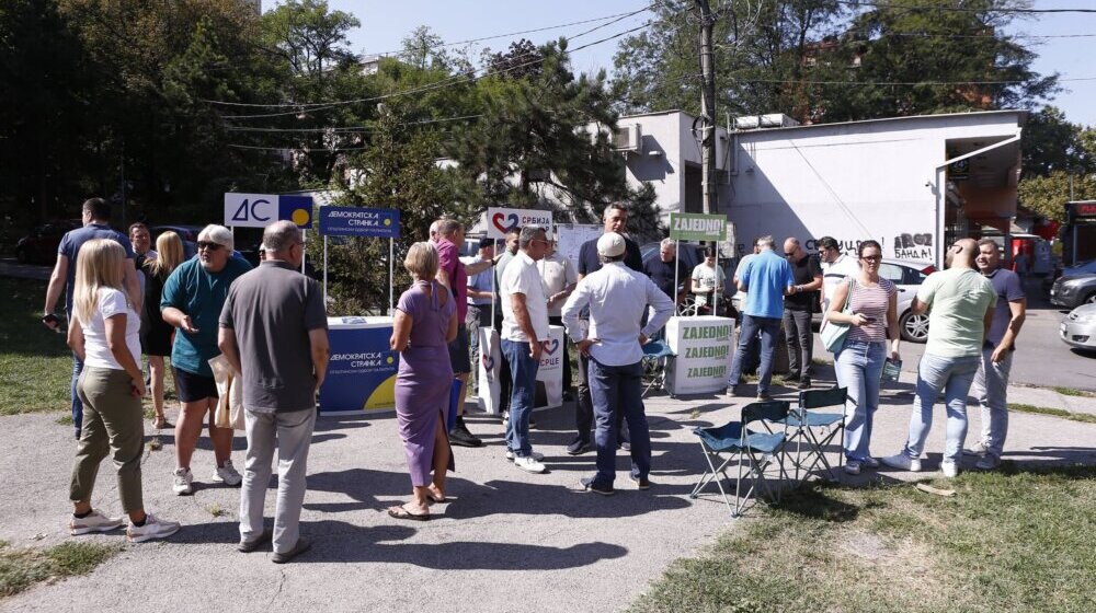 (VIDEO) Sumnja u organizovano dovođenje birača na Karaburmi 8