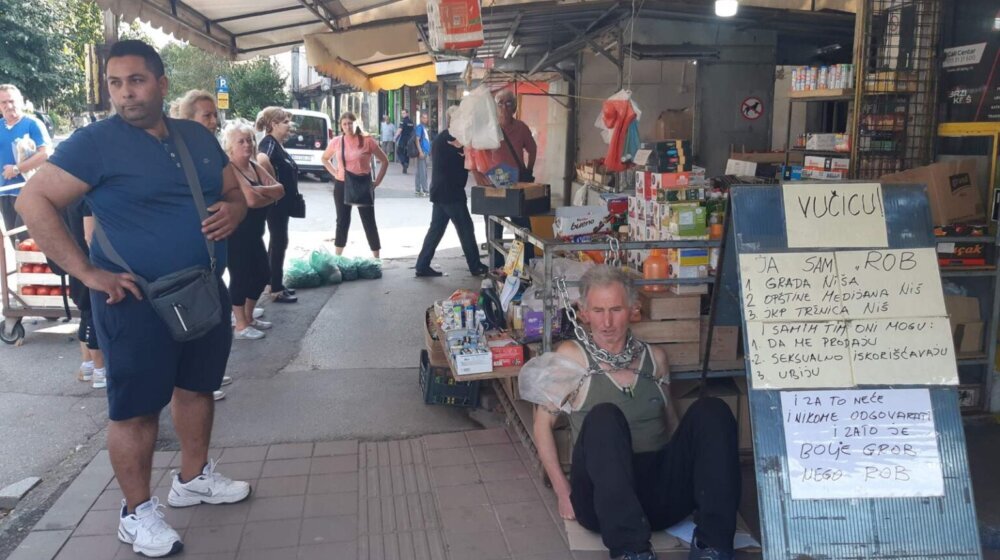 Prodavac na niškoj pijaci se vezao lancima zbog rušenja lokala: "Vučiću, ja sam rob..." 1